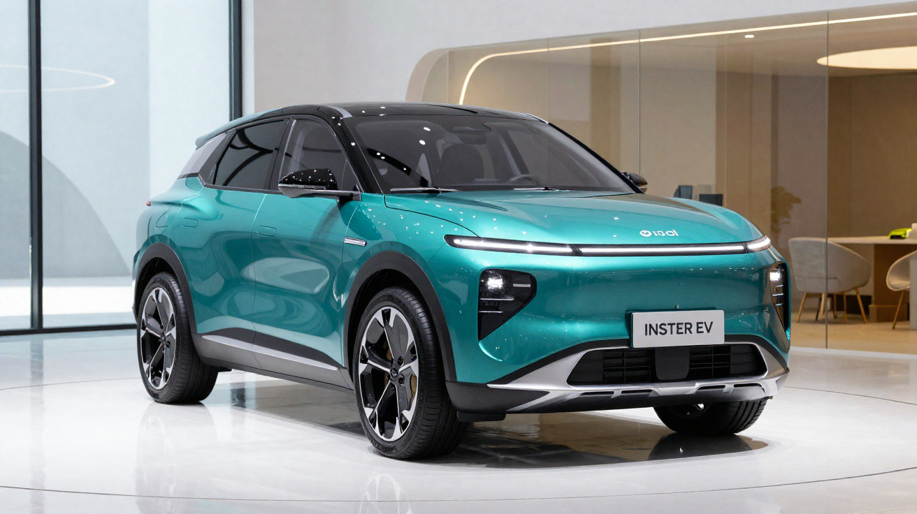 Carro elétrico moderno e verde com tejadilho preto exibido numa sala de exposição elegante.